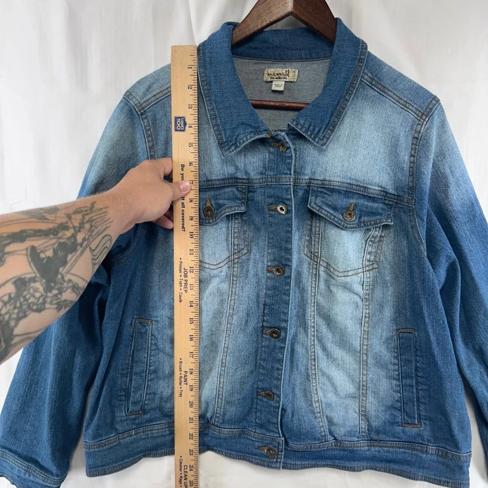 One World Denim Jacket Womens 1X Blue‎ Medium Wash Faded Button Front Trucker